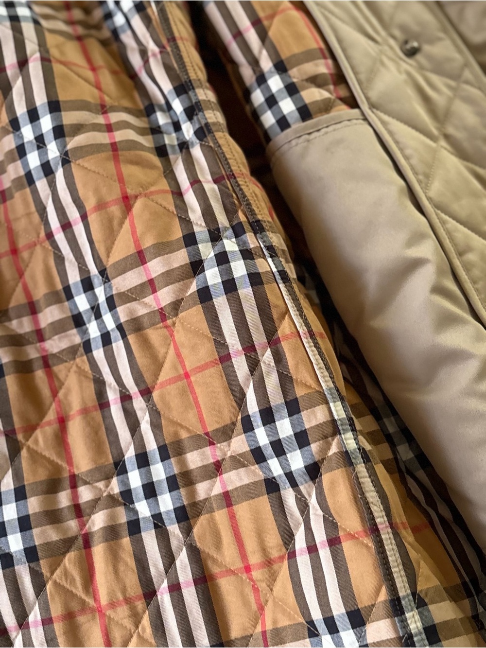 Burberry Quilted Beige Jacket with Signature Check Lining - Picture 6 of 6